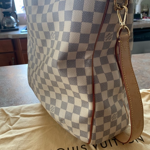 Louis Vuitton - Picture 5 of 8